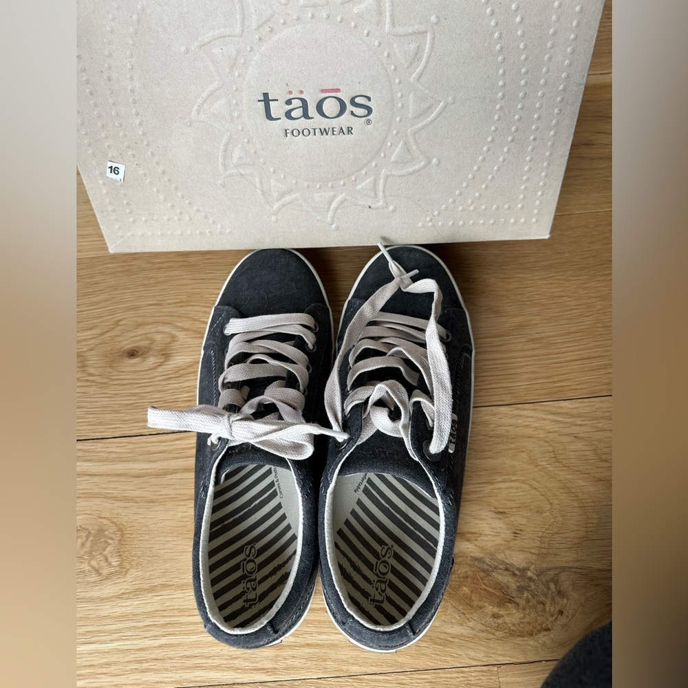 Taos size 7.5 sneakers in charcoal wash canvas - Picture 3 of 5